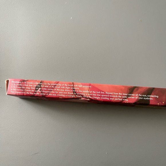 New CHELLA Dual Liquid Eyeliner Pearl in Pearl Black & Pearl Blue - Picture 10 of 12